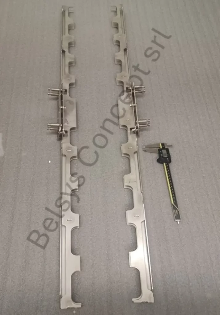 Deux rails de guidage en inox à encoches réalisés par Belsys, avec un pied à coulisse pour l'échelle