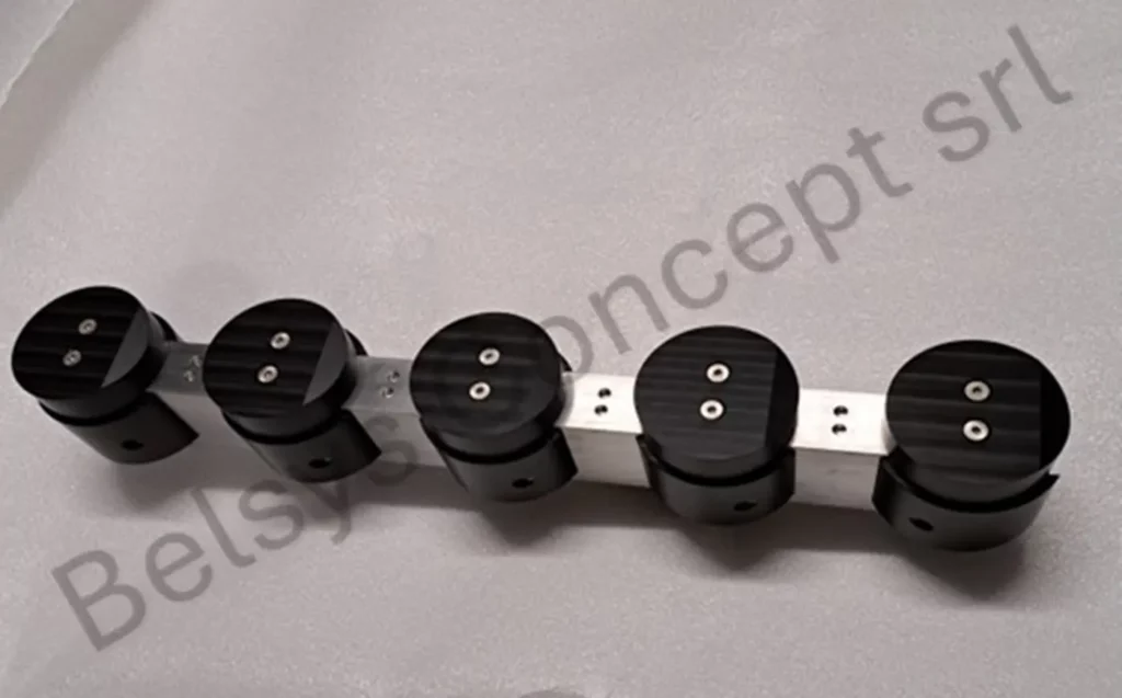 Barre support en aluminium équipée de cinq porte-pièces en plastique noir usinés par Belsys